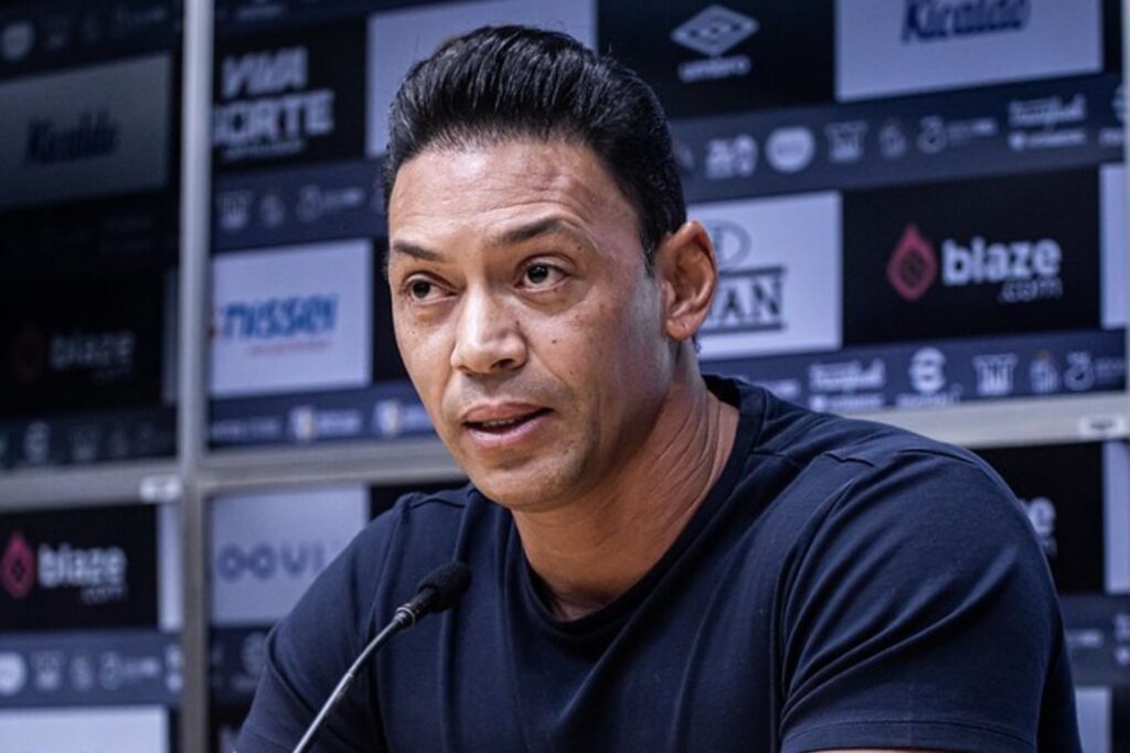 Ricardo Oliveira em coletiva no Santos