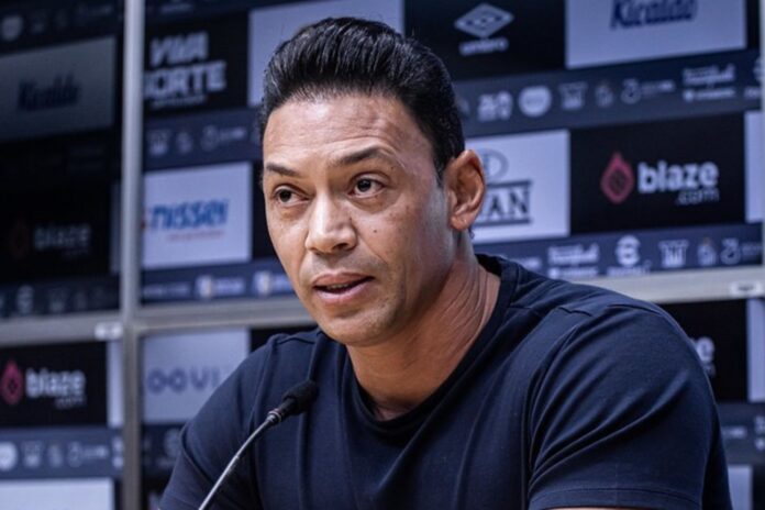 Ricardo Oliveira em coletiva no Santos