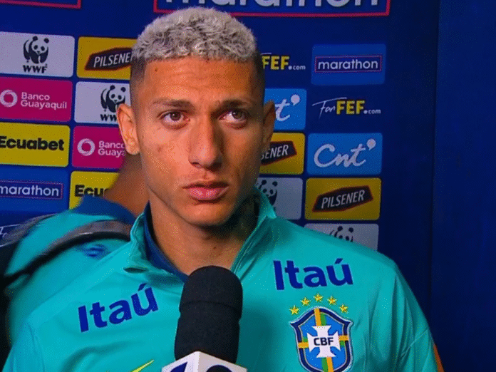 Richarlison concede entrevista após Brasil x Equador, pelas Eliminatórias da Copa do Mundo (Foto: Reprodução/GE)