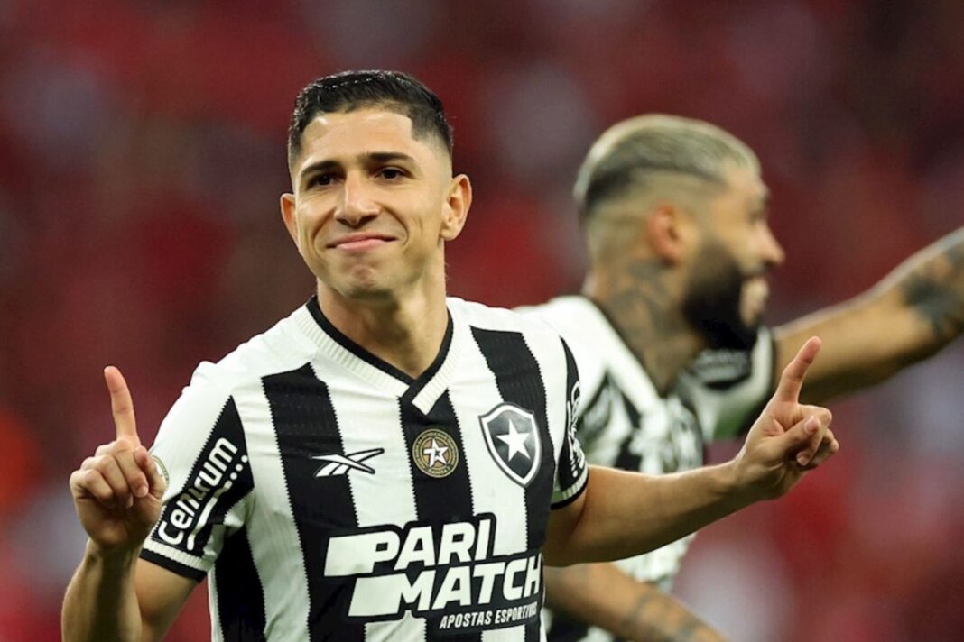 Savarino revela que recusou clube da Europa e decidiu ficar no Botafogo