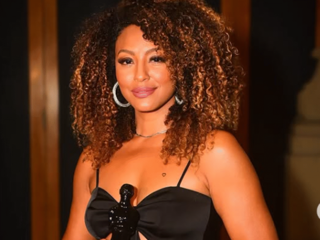 Sheron Menezzes publica foto de biquíni com seu filho