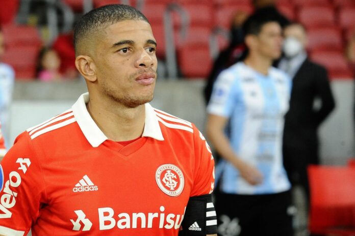 Taison do PAOK, na época em que atuava pelo Internacional