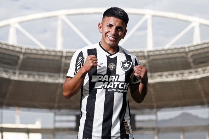 Thiago Almada em sua chegada ao Botafogo em 2024