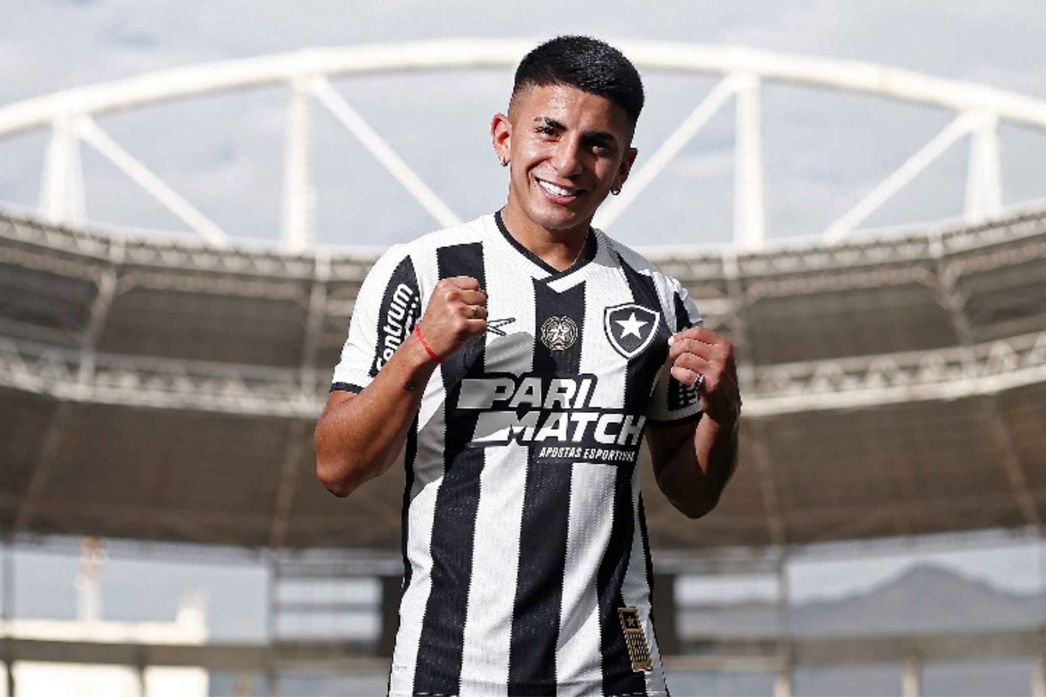 Thiago Almada em sua chegada ao Botafogo em 2024