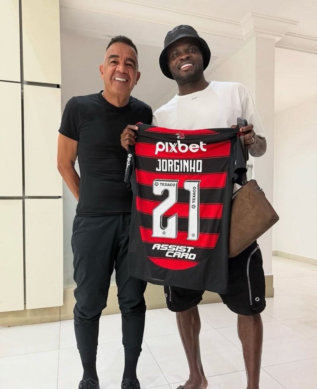 Jogador do Arsenal tira foto com a camisa do Flamengo e movimenta torcida