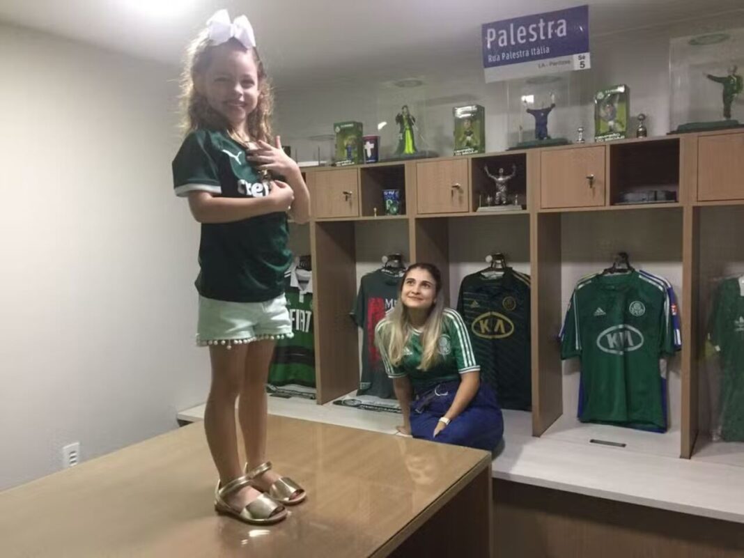 Torcedor fanático do Palmeiras ‘mora’ no vestiário do Allianz Parque e batizou a filha com o nome do clube