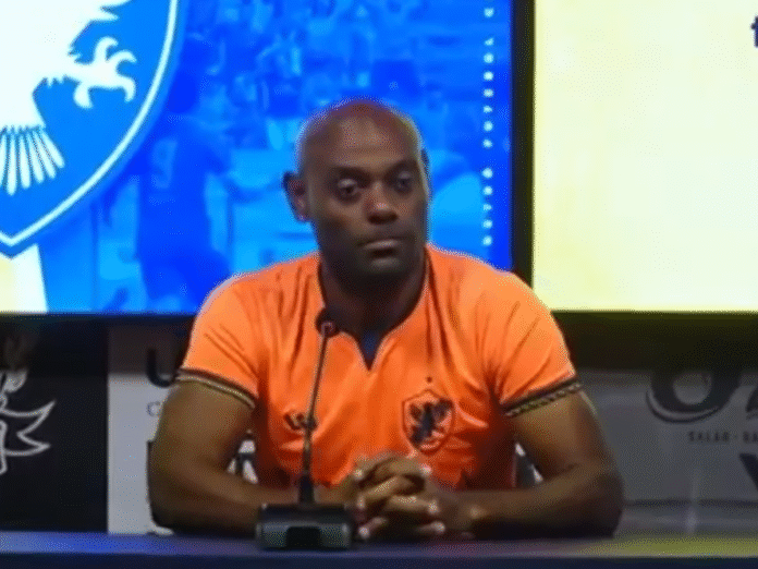 Vagner Love é apresentado pelo Retrô (Foto: Reprodução/Retrô)