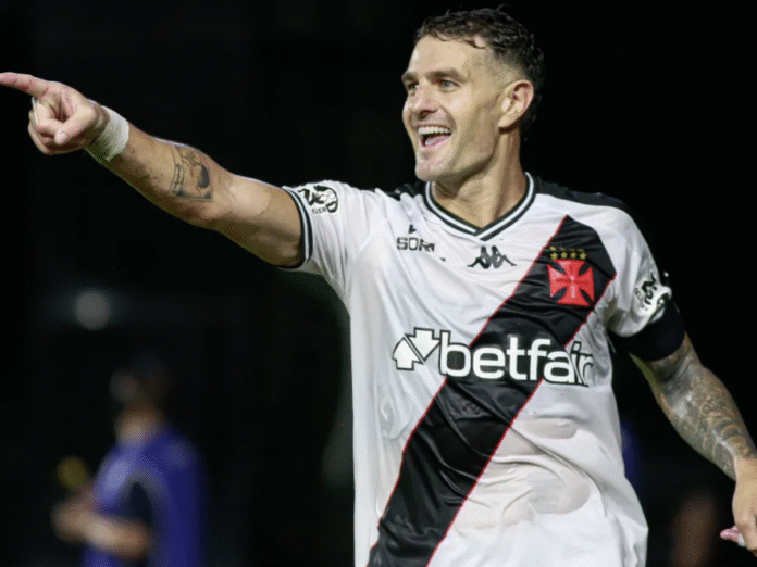 Vegetti em ação pelo Vasco. Pirata comanda o ataque cruzmaltino (Foto: Matheus Lima/Vasco)