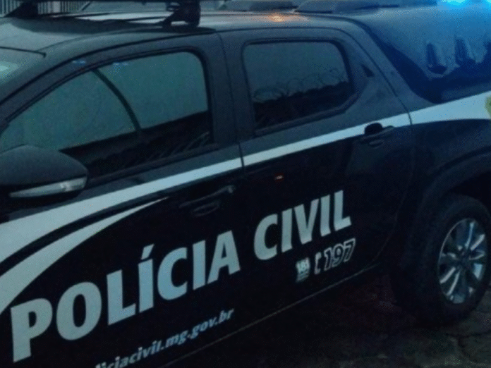 Viatura da Polícia Civil vai buscar influencer acusado de injúria racial (Foto: Reprodução/PCMG)