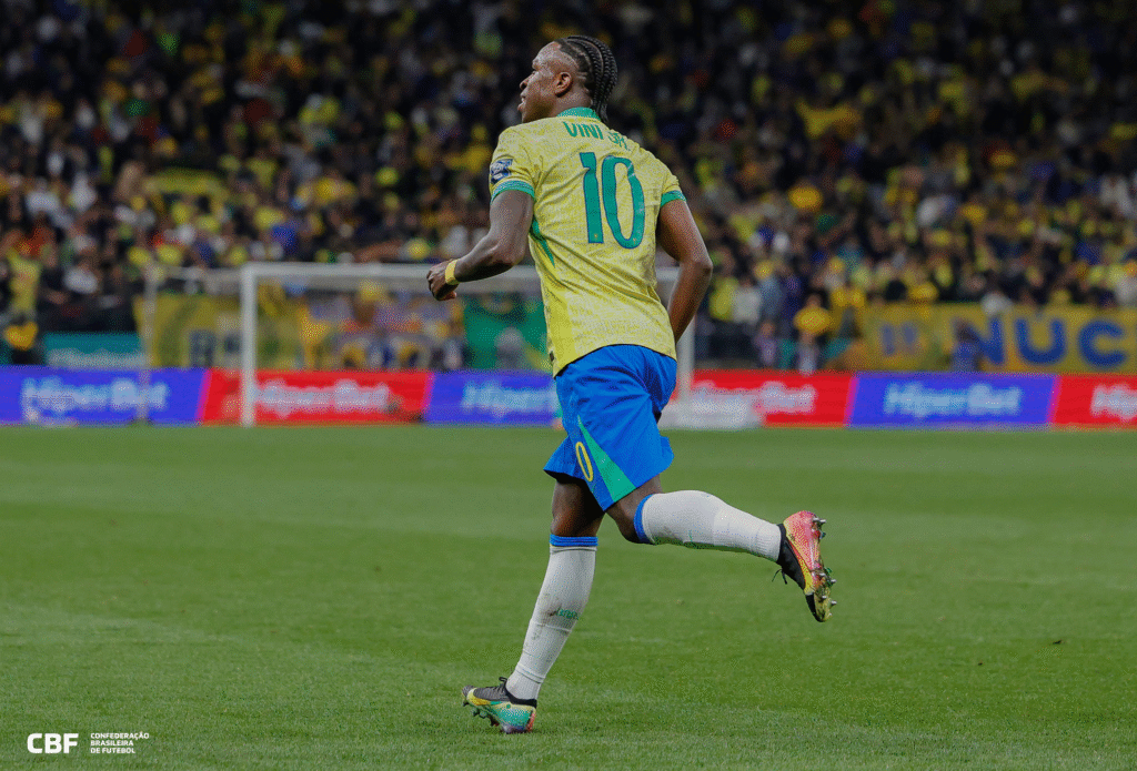 Vini Jr comemorando gol pelo Brasil; atacante é o primeiro camisa 10 de Carlo Ancelotti (Foto: @rafaelribeirorio I CBF)