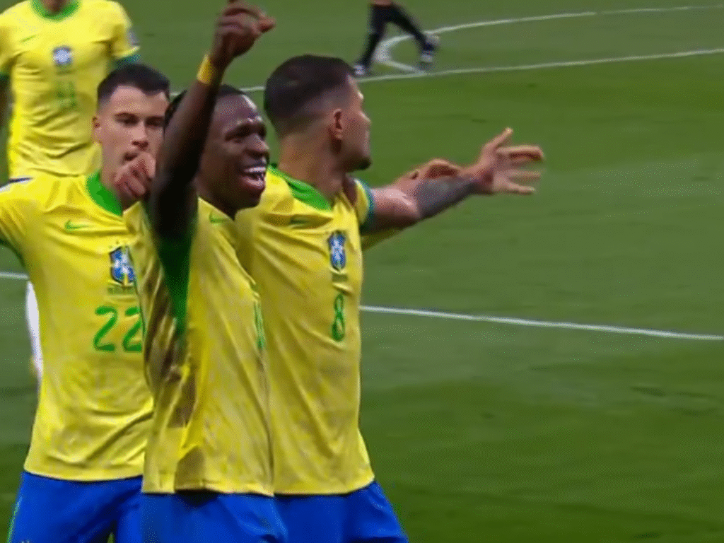 Vini Jr comemora gol em Brasil x Paraguai; vitória garante a Seleção na Copa do Mundo (Foto: Reprodução/TV Globo)