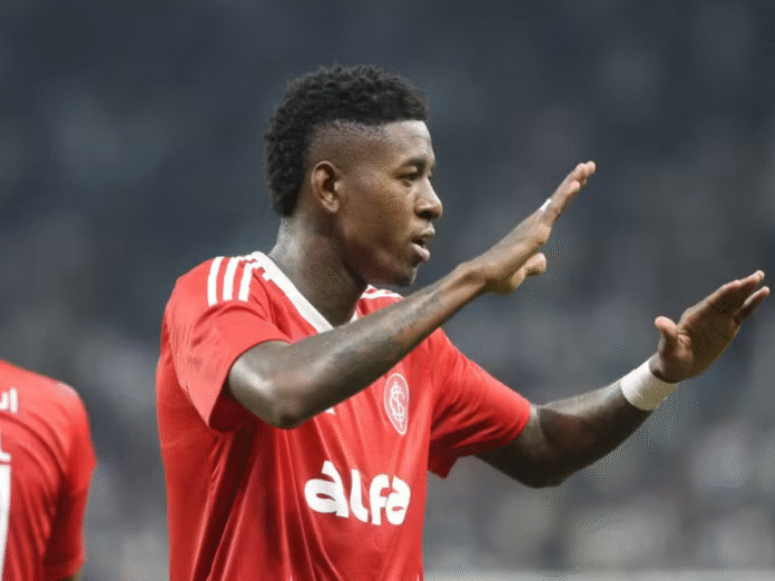 Zagueiro Vitão em ação pelo Internacional (Foto: Ricardo Duarte/Internacional)
