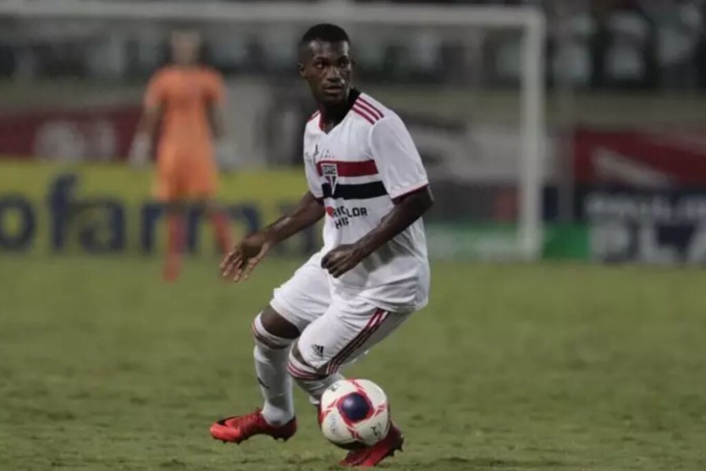 Vitinho em ação pelo São Paulo