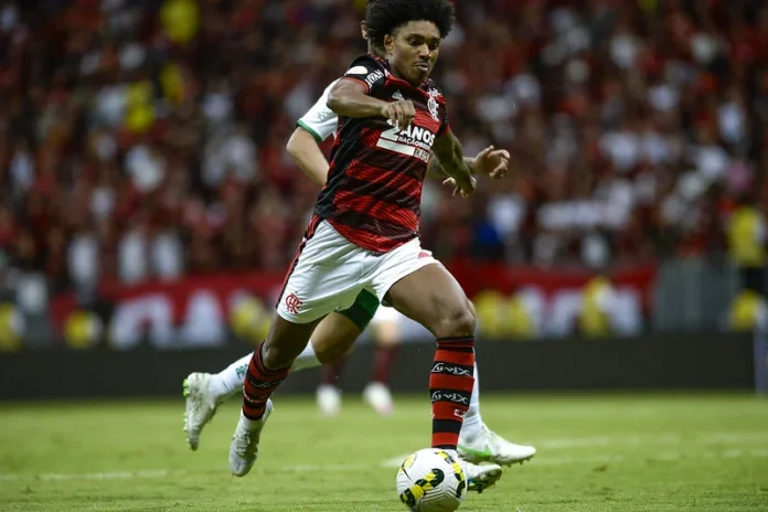 Vitinho em jogo do Flamengo contra o Juventude no Mane Garrincha (Foto:Marcelo Cortes/Flamengo)