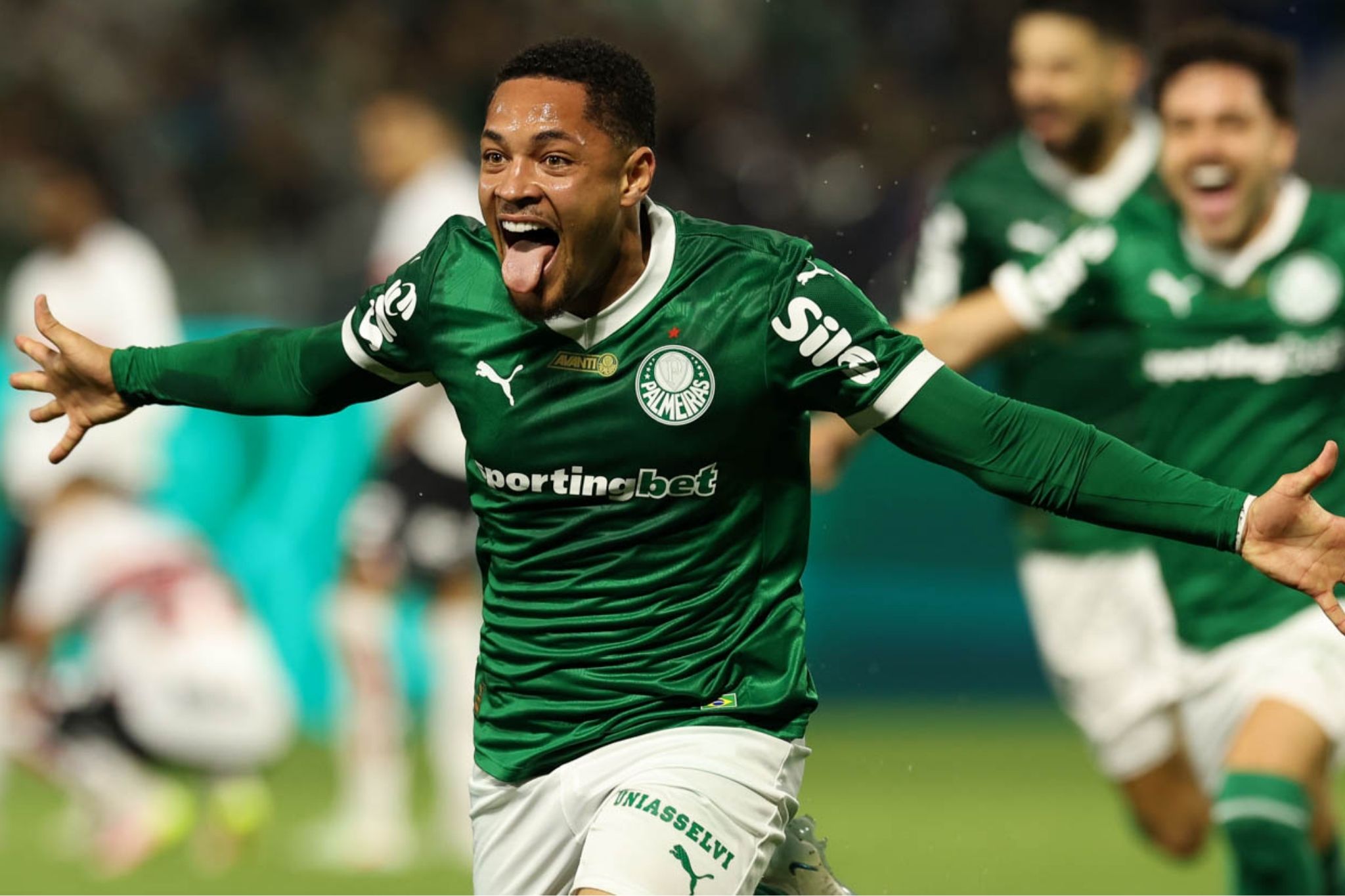 Vitor Roque comemorando gol pelo Palmeiras