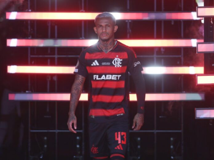 Wesley entrando em campo pelo Mundial de Clubes (Foto: Gilvan de Souza/CRF)