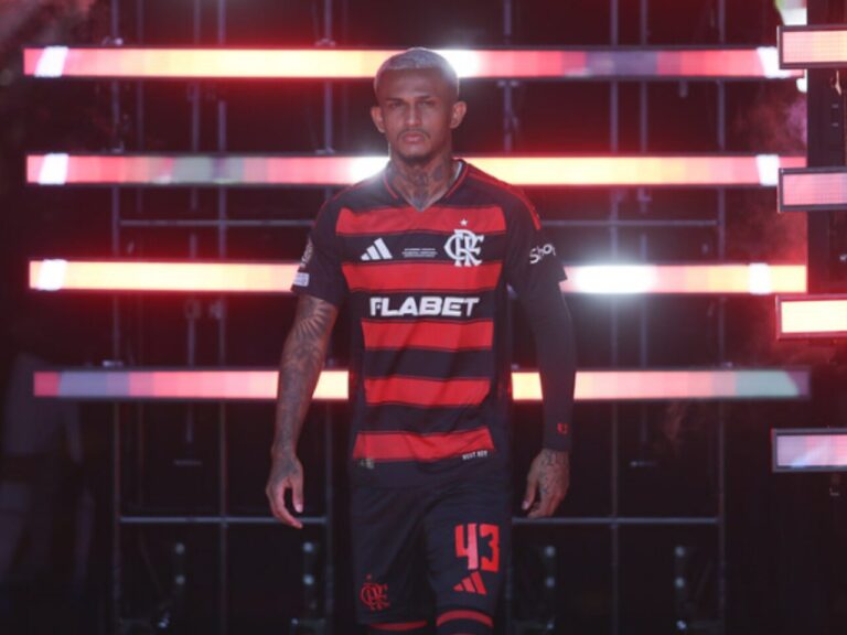 Wesley entrando em campo pelo Mundial de Clubes (Foto: Gilvan de Souza/CRF)