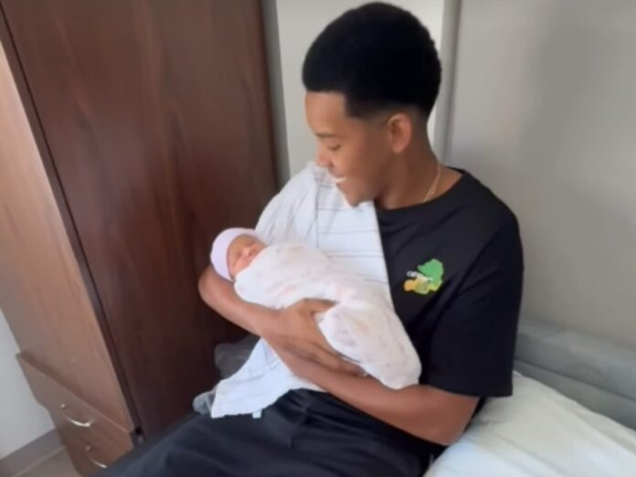 Yuri, irmão de Ludmilla, exibindo Zuri pela primeira vez - Foto: Reprodução