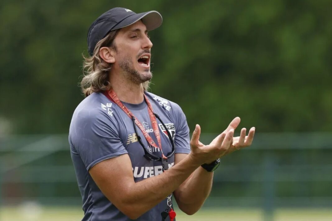 Zubeldía está “encantado” por atacante do São Paulo