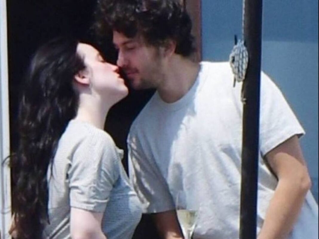 Clima de amor em Veneza confirma linha do tempo do romance entre Billie Eilish e Nat Wolff