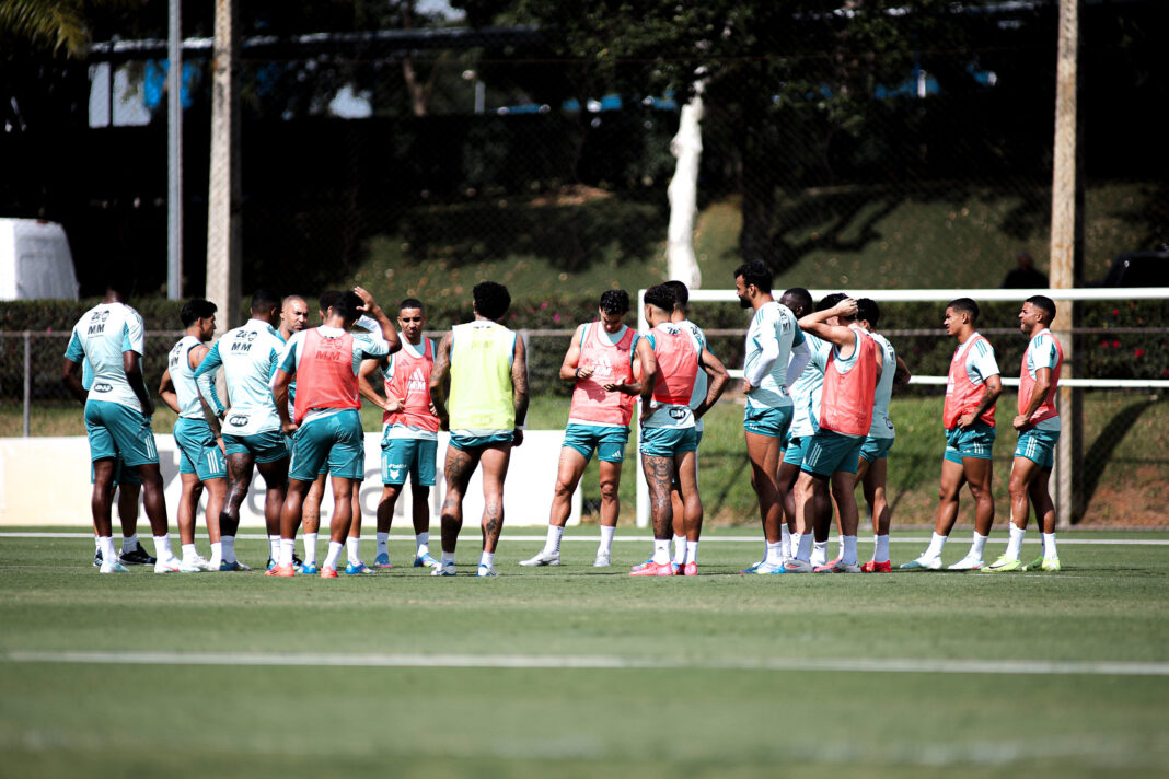 É oficial! Cruzeiro acerta saída de meio-campista