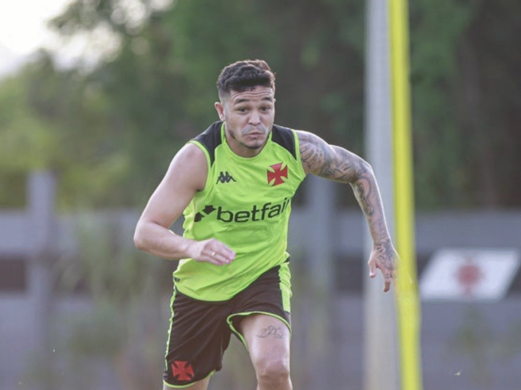 Veja quando Adson vai voltar a jogar pelo Vasco