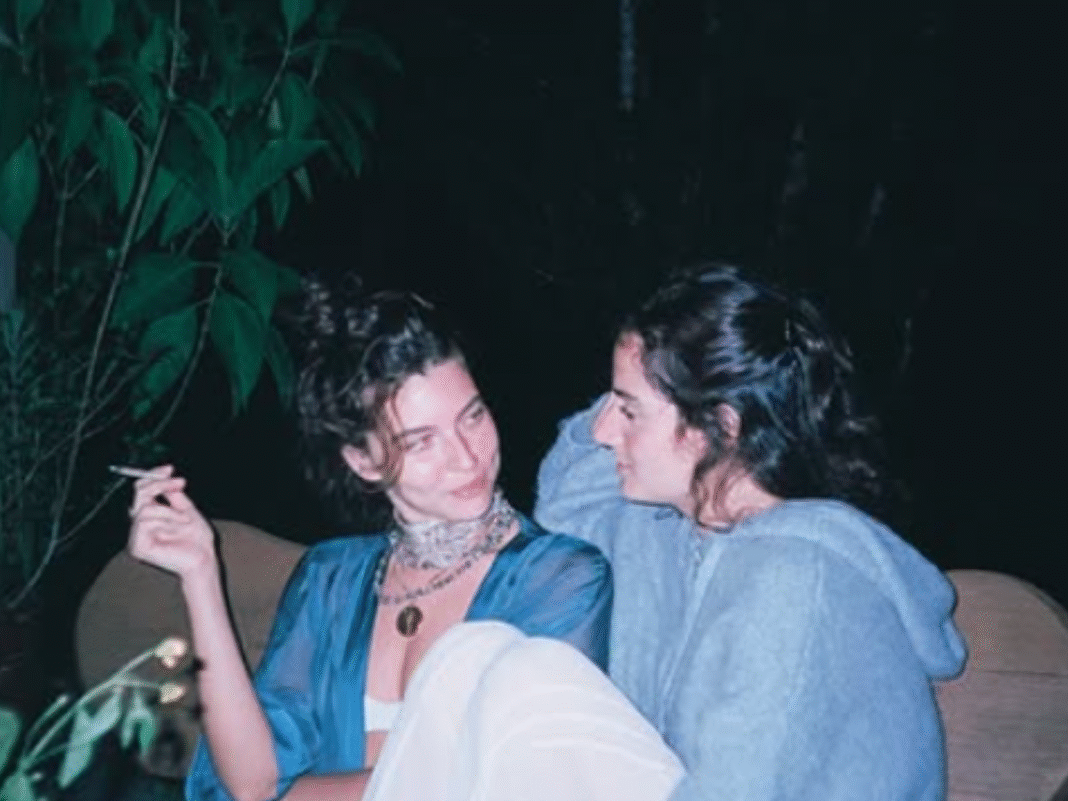 Alanis Guillen (Juma da novela Pantanal) aparece em foto com namorada