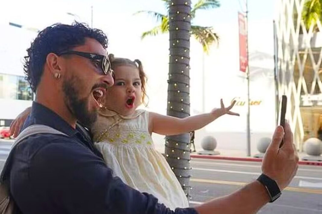 Botafogo: filha de Alex Telles rouba a cena nos EUA