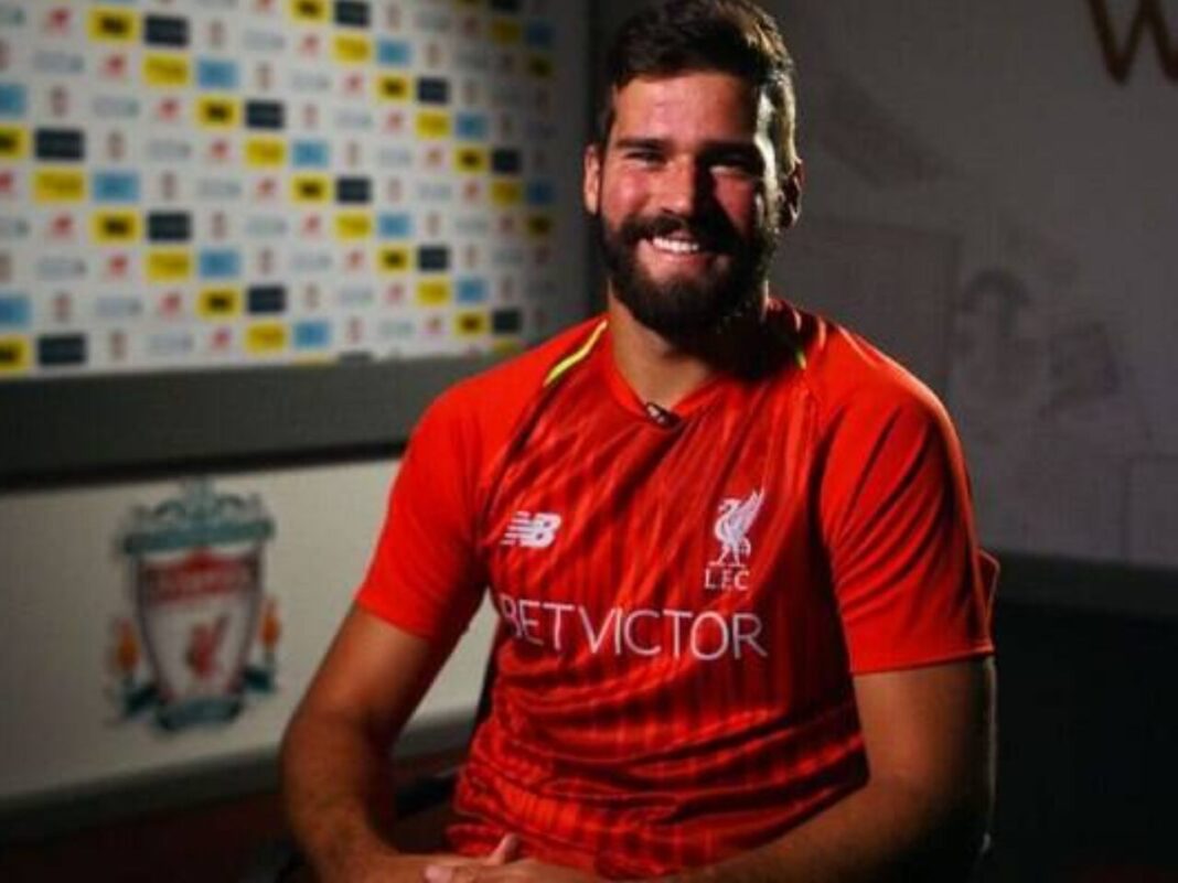 Saída repentina! Alisson deixa pré-temporada do Liverpool