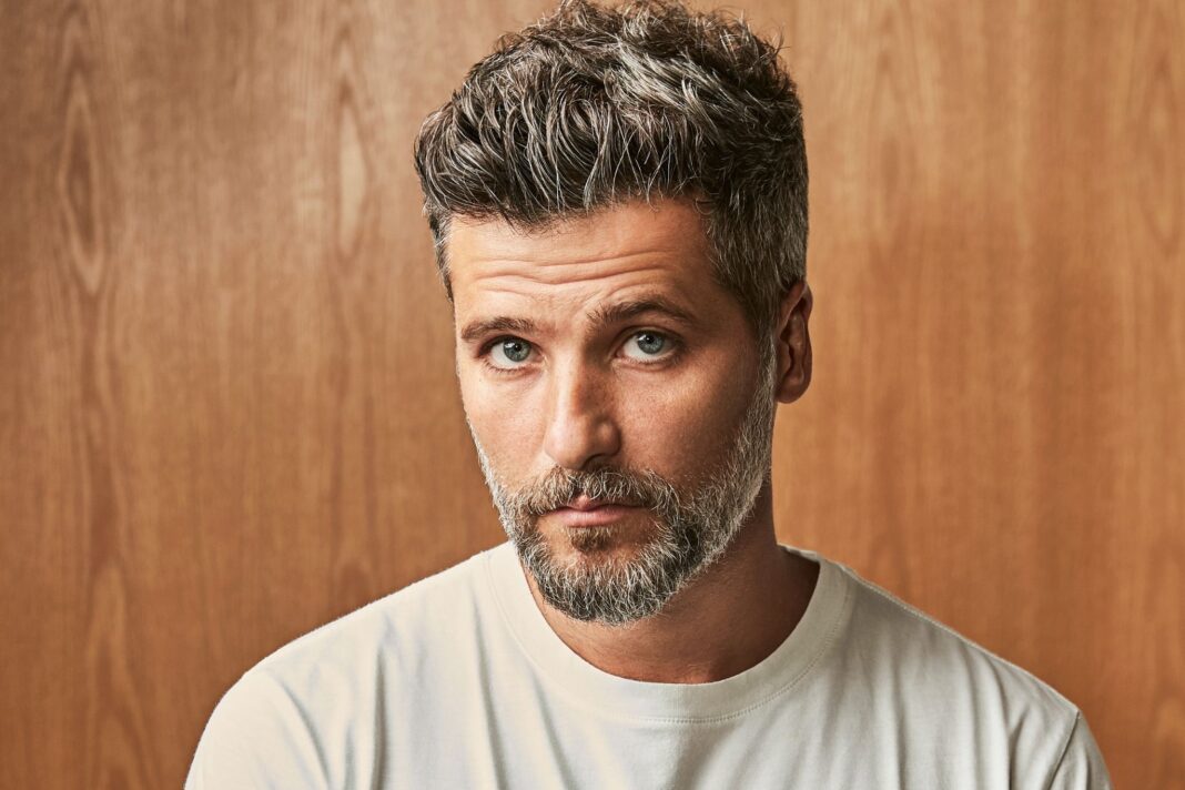 Bruno Gagliasso faz tatuagem durante viagem à Tailândia