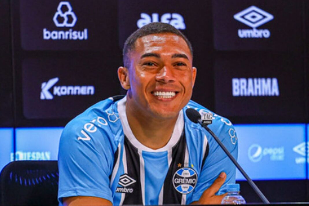 Vídeo: Carlos Vinicius vira meme durante apresentação no Grêmio