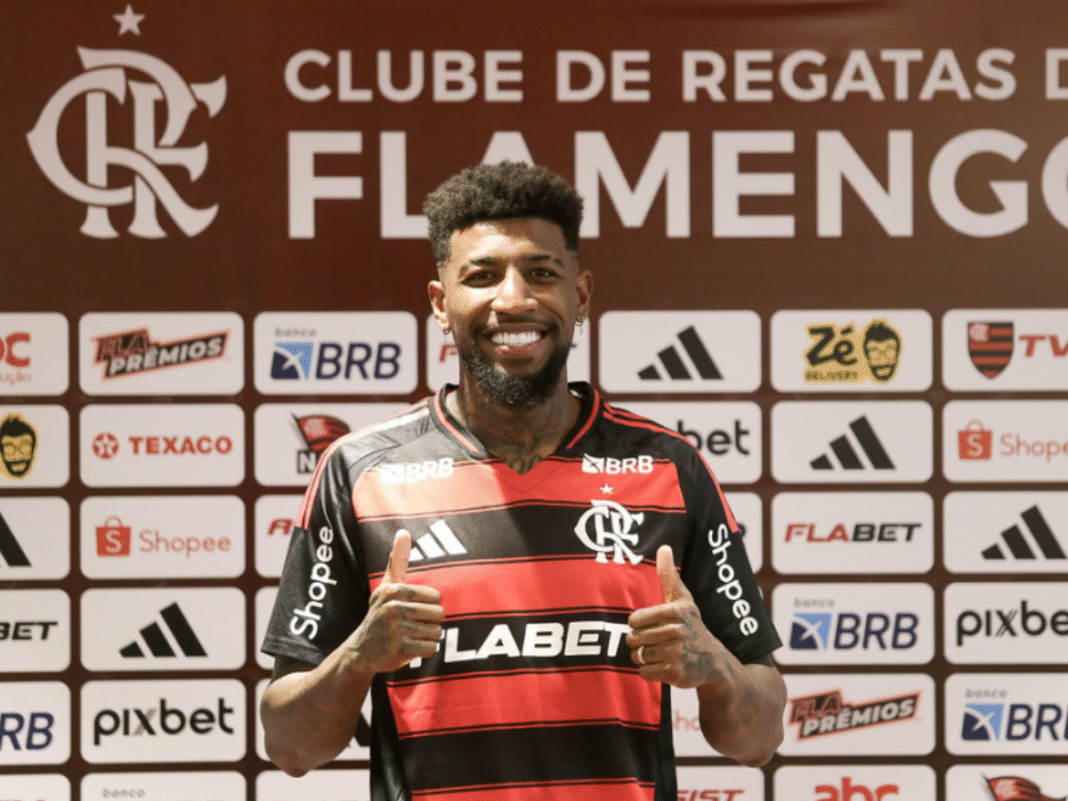 Vídeo mostra Emerson Royal, do Flamengo, em momento descontraído na cozinha