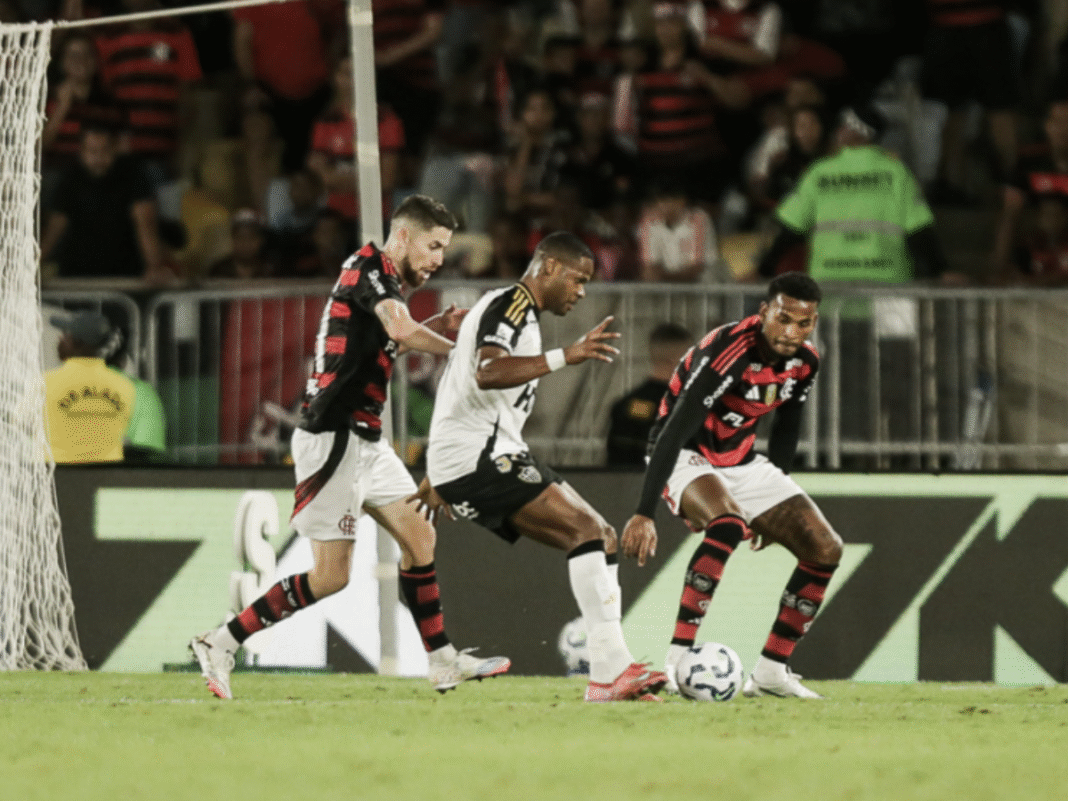 Veja análise do VAR em lance polêmico de Flamengo x Atlético-MG