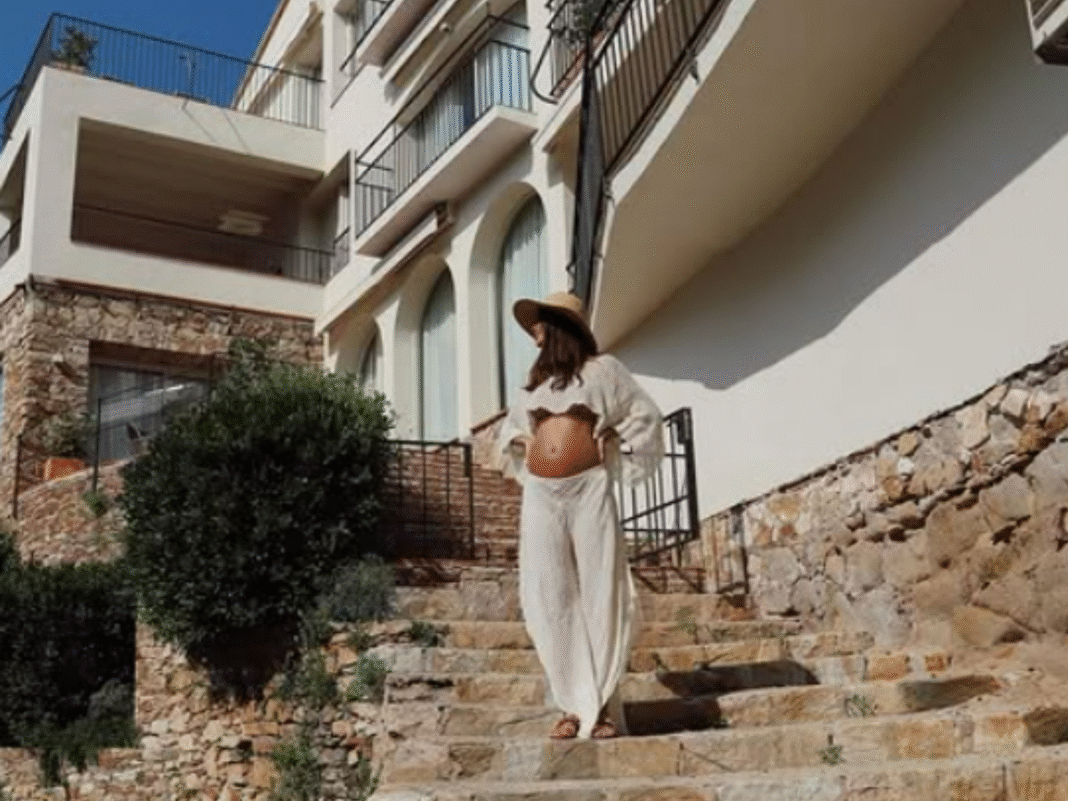 Grávida, Joana Sanz exibe novo registro com Daniel Alves