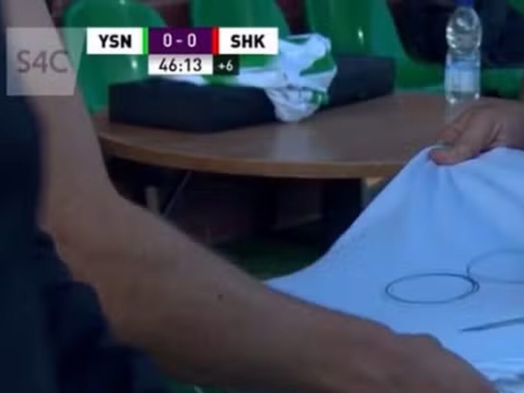 Sem uniforme, jogador precisa improvisar para ir a campo; veja