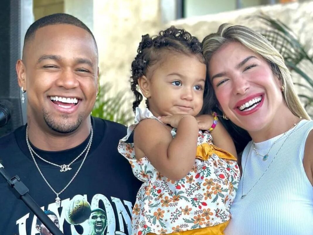 Léo Santana adia compromisso para viver momento especial com a filha