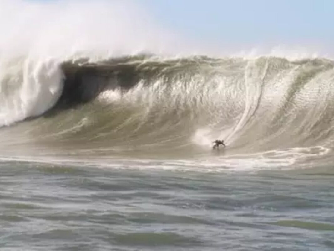 Lucas Chumbo surfa onda ‘estratosférica’ em dia de ressaca