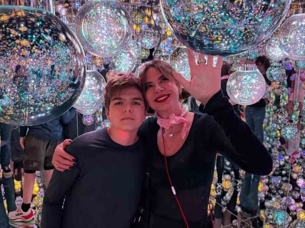 Luciana Gimenez abre álbum de viagem pelo Japão com o filho