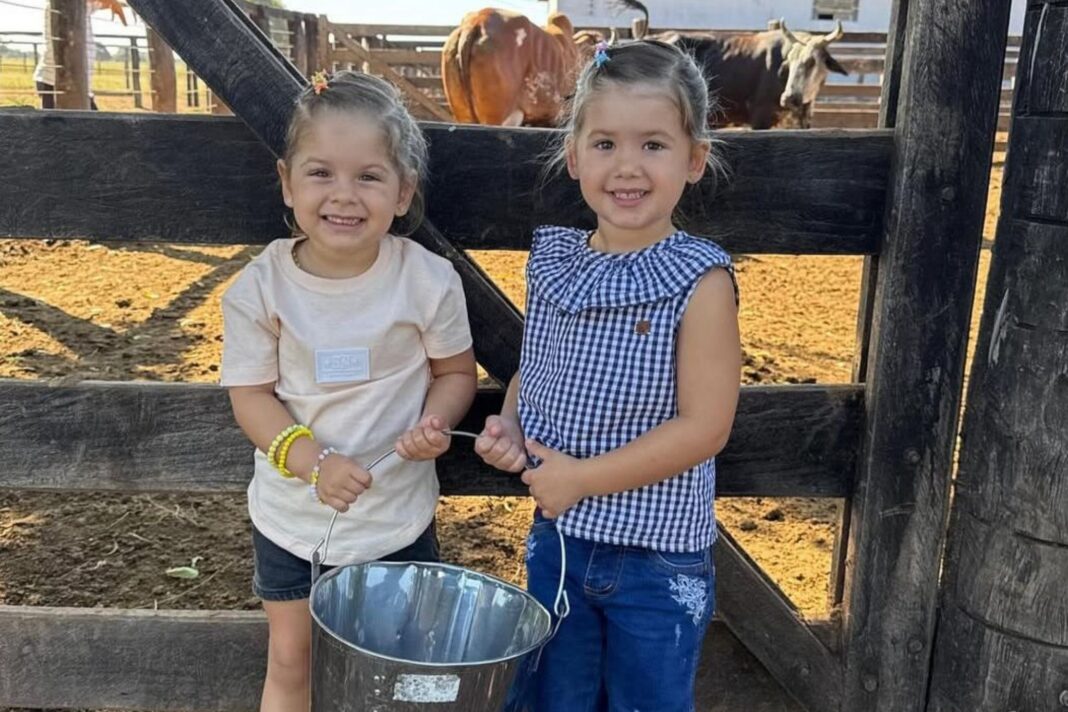 Momento fofura! Maria Alice e Maria Flor roubam a cena na fazenda de Leonardo