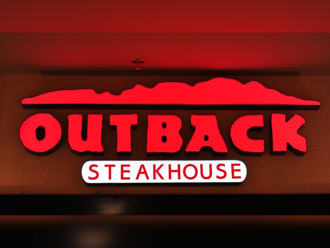 Garçom do Outback é demitido por injúria racial contra colega de profissão