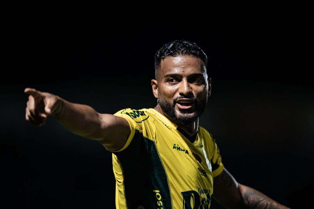 Reinaldo, do Mirassol, critica Cruzeiro e arbitragem: “Defesa inteira fazendo cera e o árbitro…”