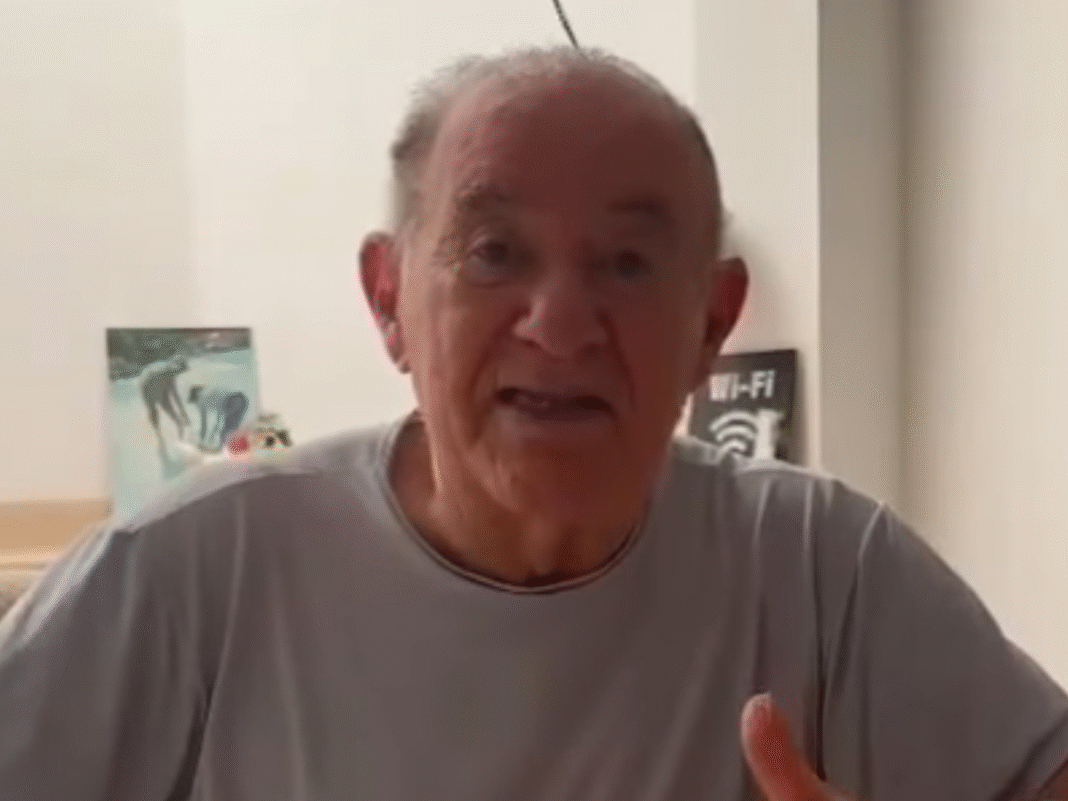 Renato Aragão mostra estátua gigante na mansão