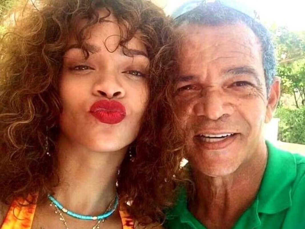 Pai de Rihanna é enterrado um mês após sua morte; família esteve reunida