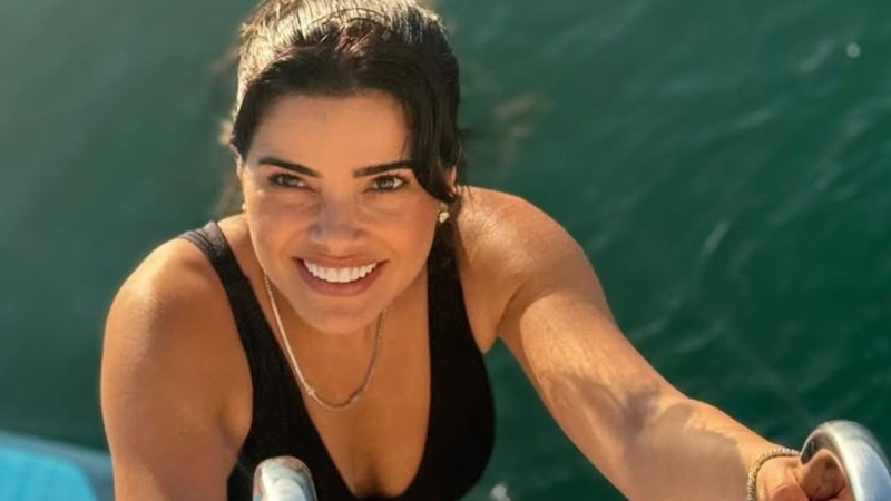 Vanessa Giácomo chama atenção com look ousado em passeio de barco