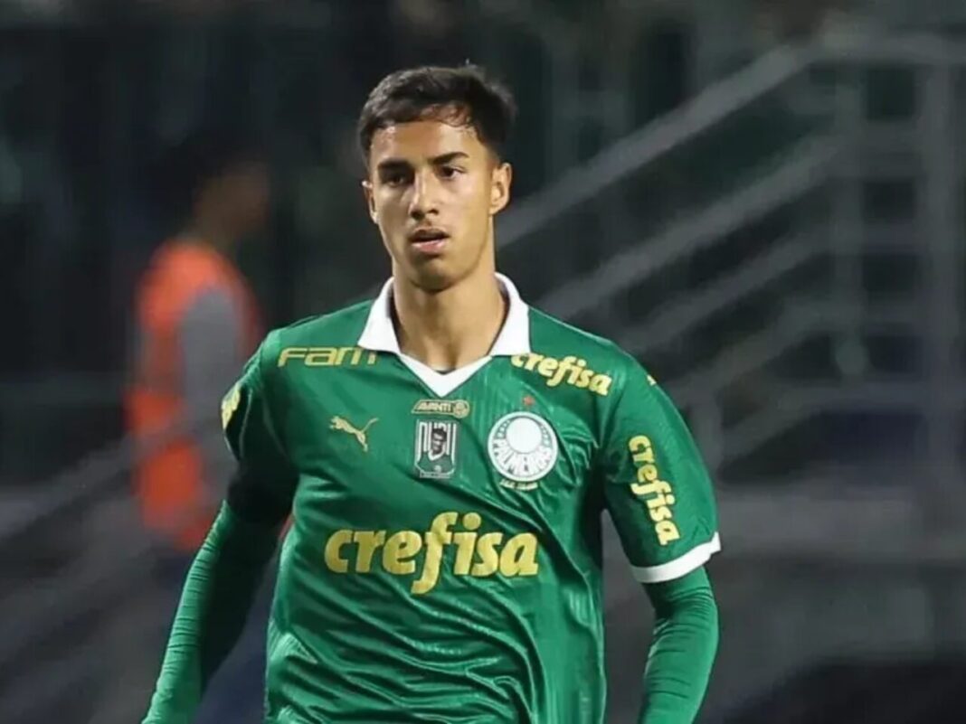 Ex-Palmeiras, Vitor Reis deixa o Manchester City e acerta com novo clube