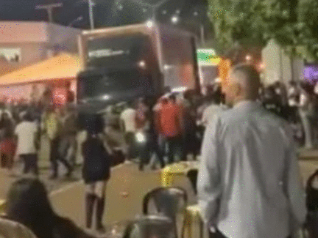 Dupla sertaneja emite nota oficial após caminhão atropelar seis pessoas em show