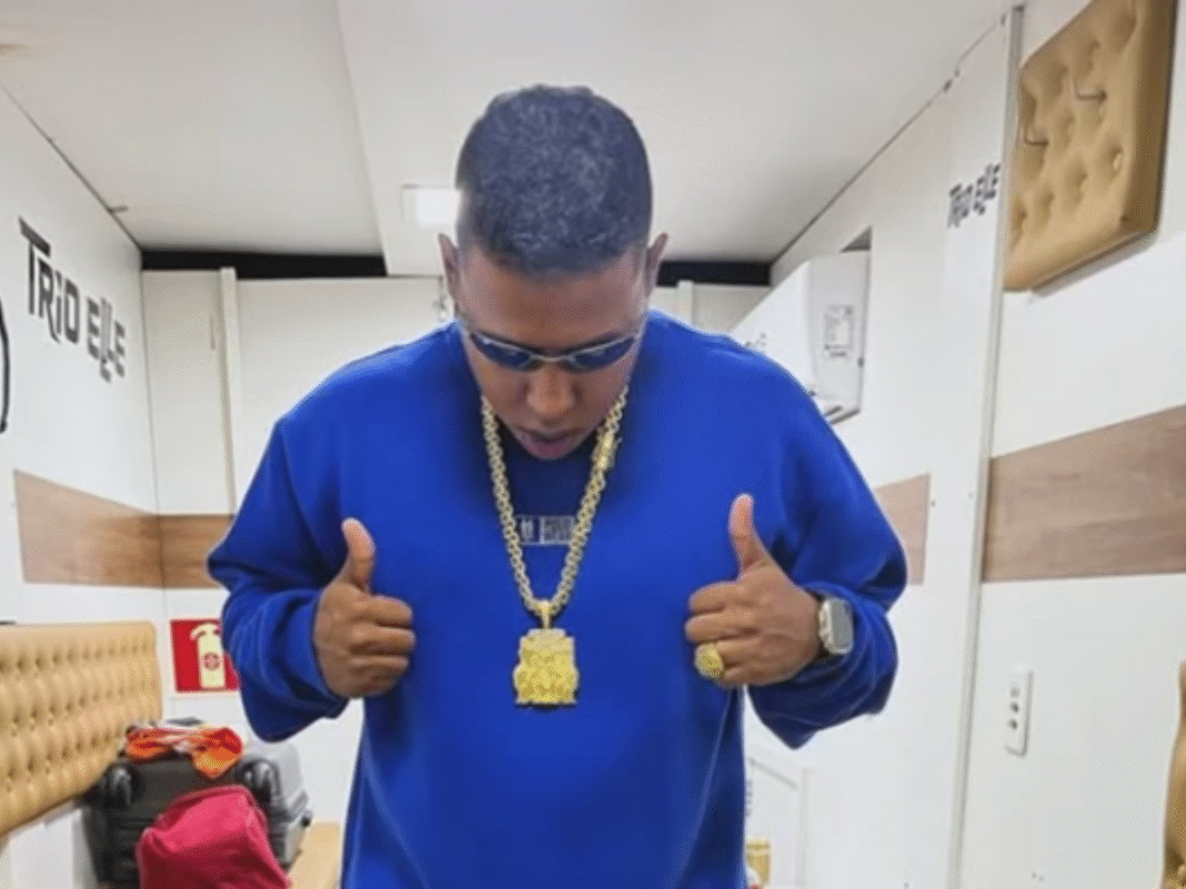 Cantor sofre acidente e fica hospitalizado na Bahia