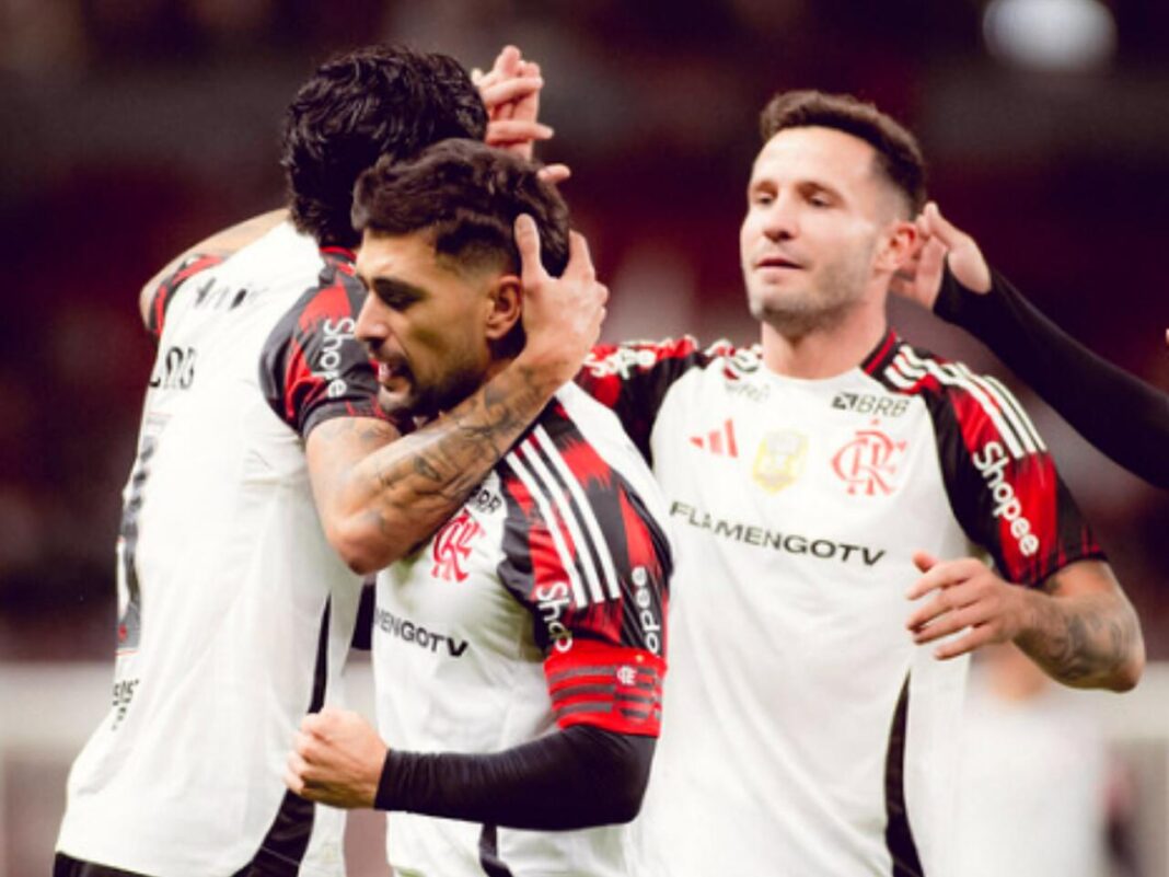 Vídeo! Arrascaeta e Pedro presenteiam torcedores do Internacional no Beira-Rio