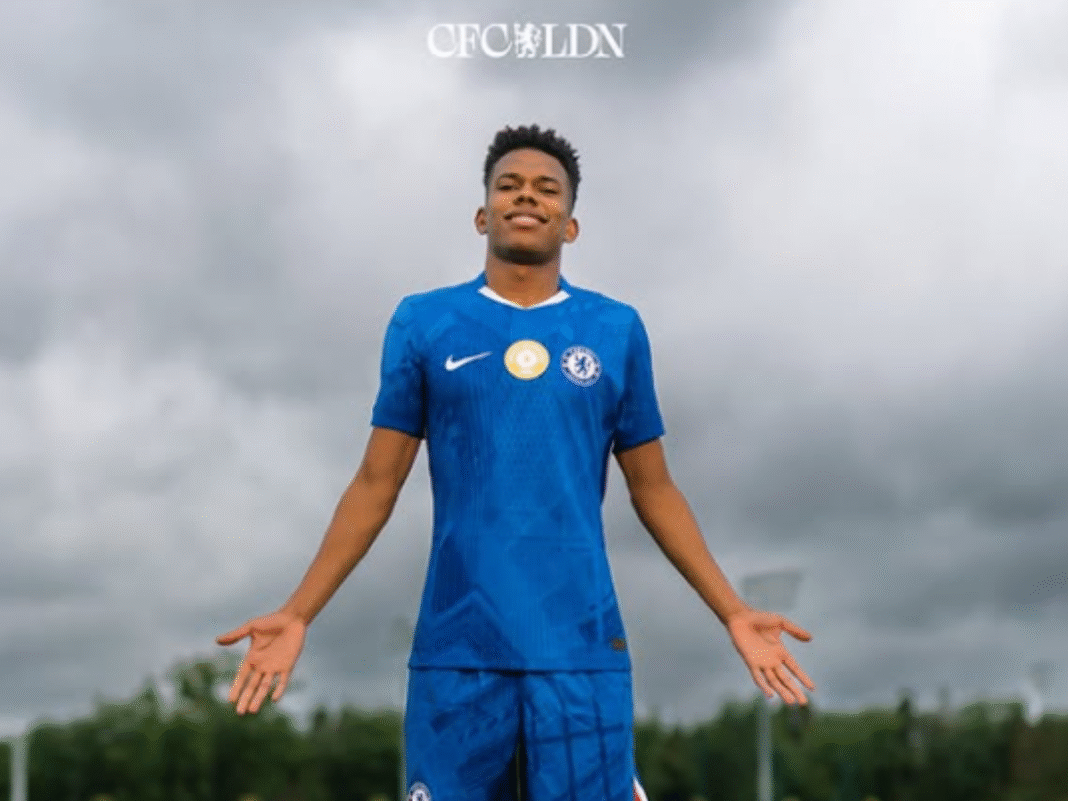 Chelsea lança novo uniforme com presença de Estevão; confira imagens