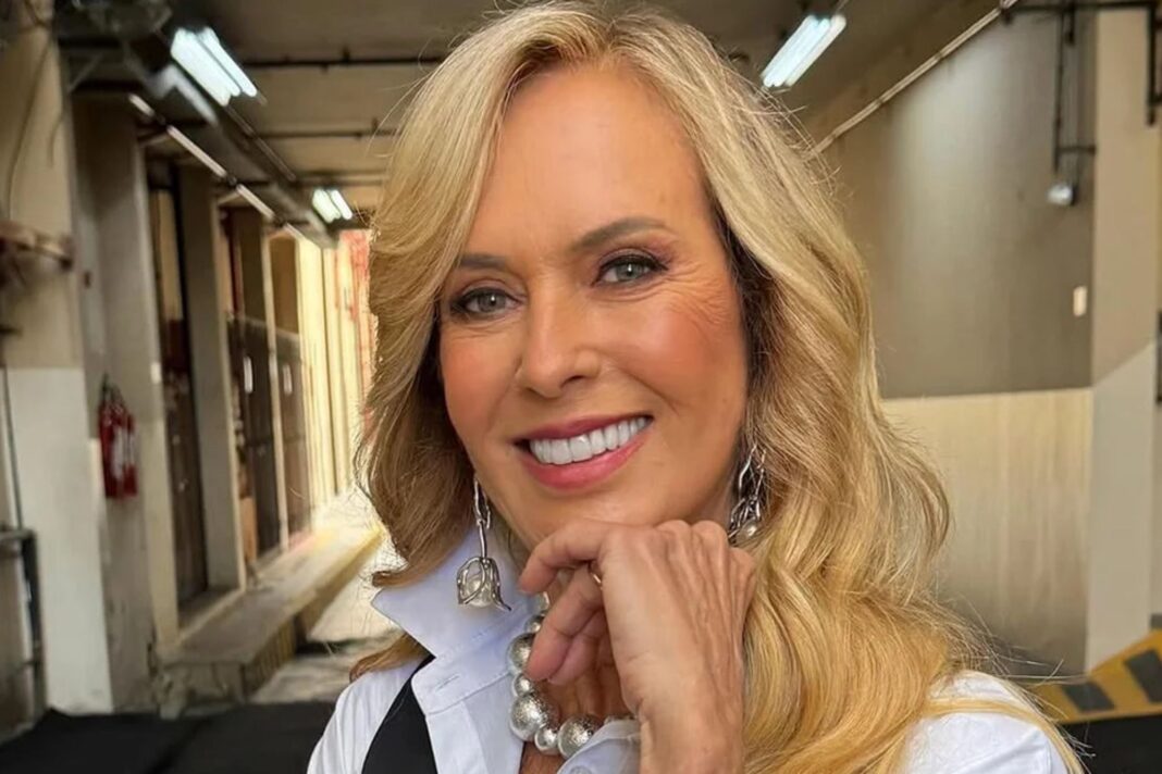 Aos 82, Helô Pinheiro surge de biquíni e deixa seguidores em choque